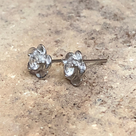 Every woman loves flowers. Delicates Stud Earrings - Picture 3 of 8